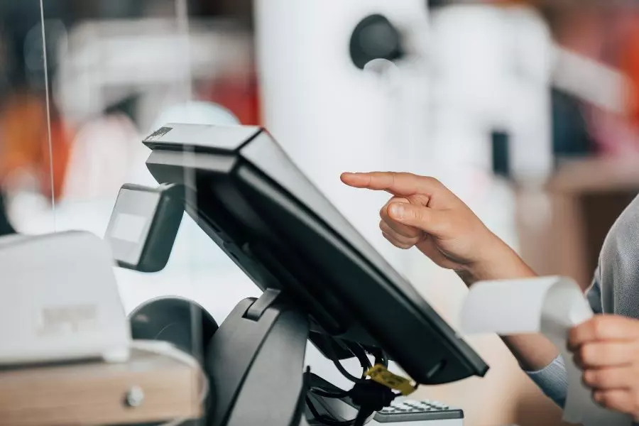 Jak system POS wspiera codzienną pracę sprzedawcy?